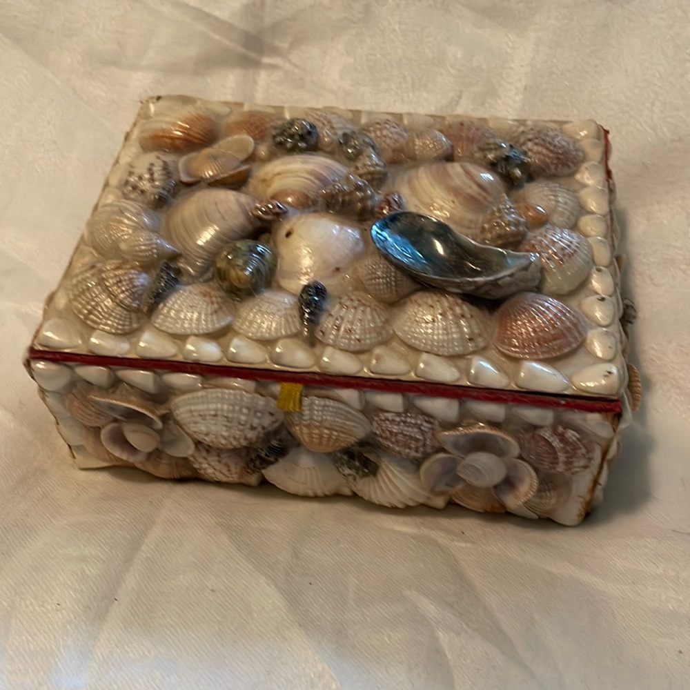70’s Vintage Seashell Covered Jewelry & Trinket Box w Flocked Red Inside & Under